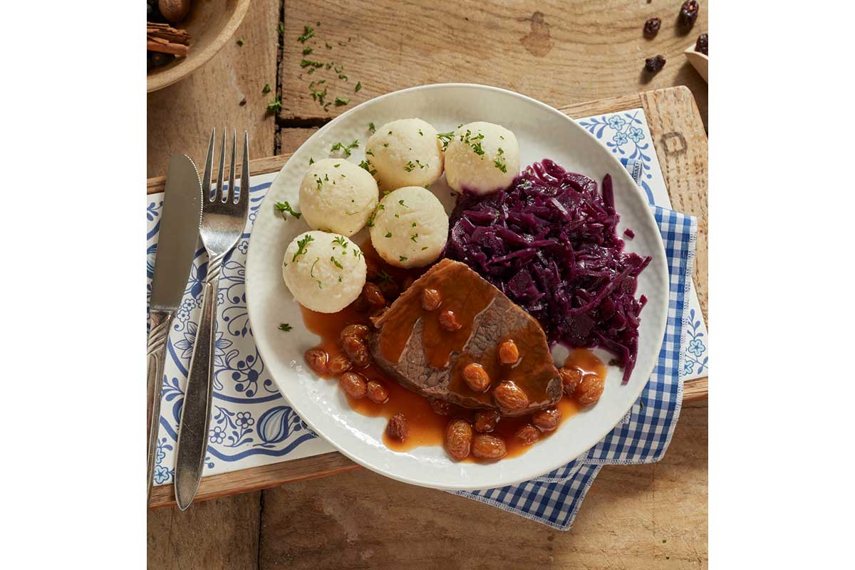 Rinderbraten in Soße mit Rosinen, dazu Klöße und Rotkohl