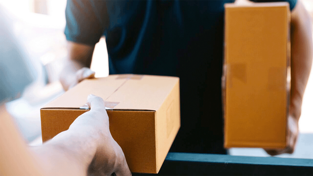 Zwei Personen übergeben sich ein Paket