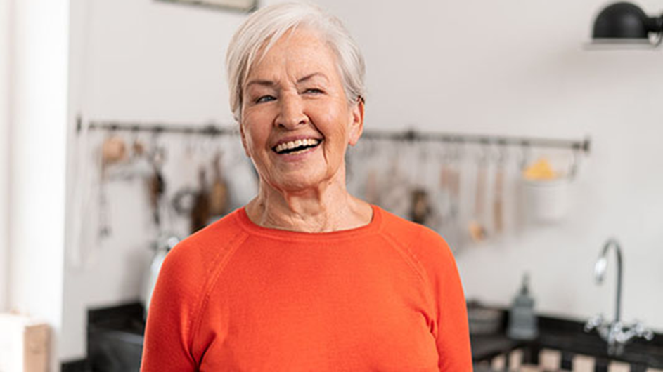 lachende Frau in der Küche